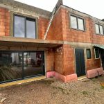 Fenster und Türen bei einem Rohbau montiert