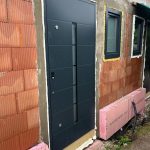Moderne Haustür für einen Rohbau