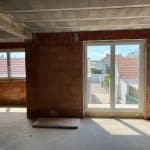 Fenster und Balkontür bei einem Rohbau montiert