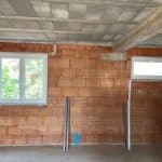 Fenster bei einem Rohbau montiert