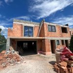 Fenster und Türen einbauen bei einem Rohbau