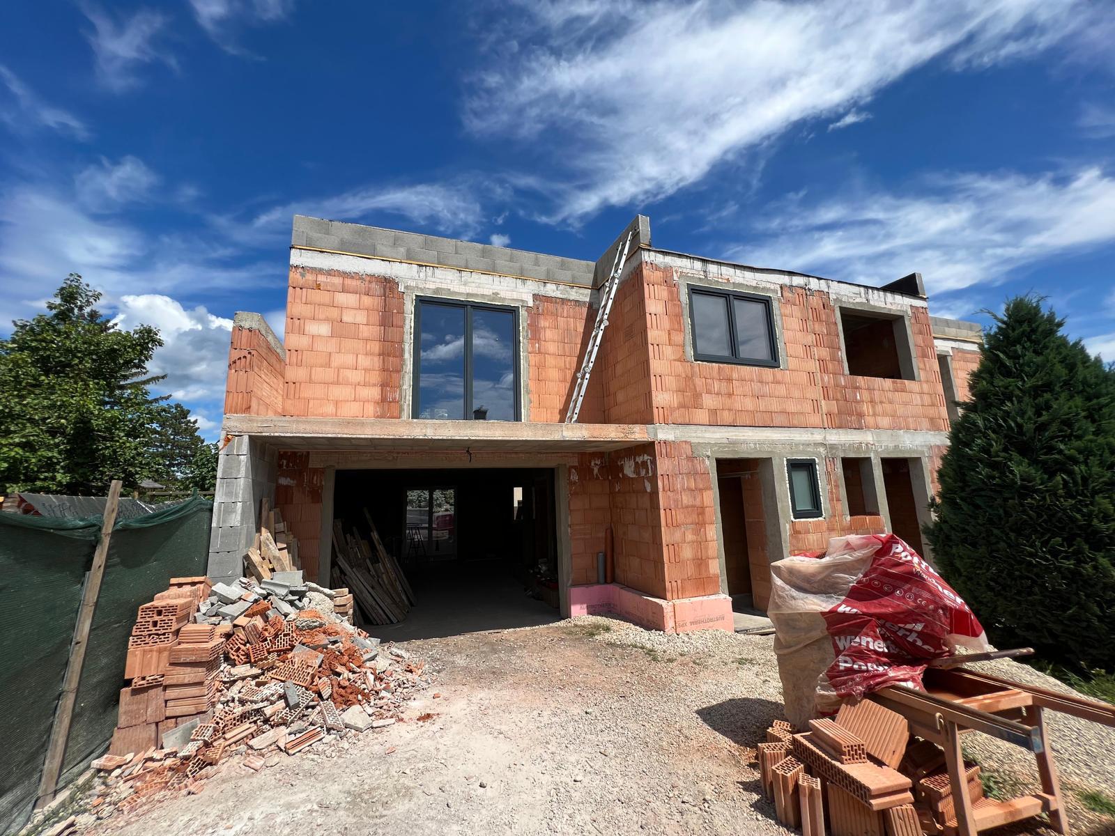 Fenster und Türen einbauen bei einem Rohbau