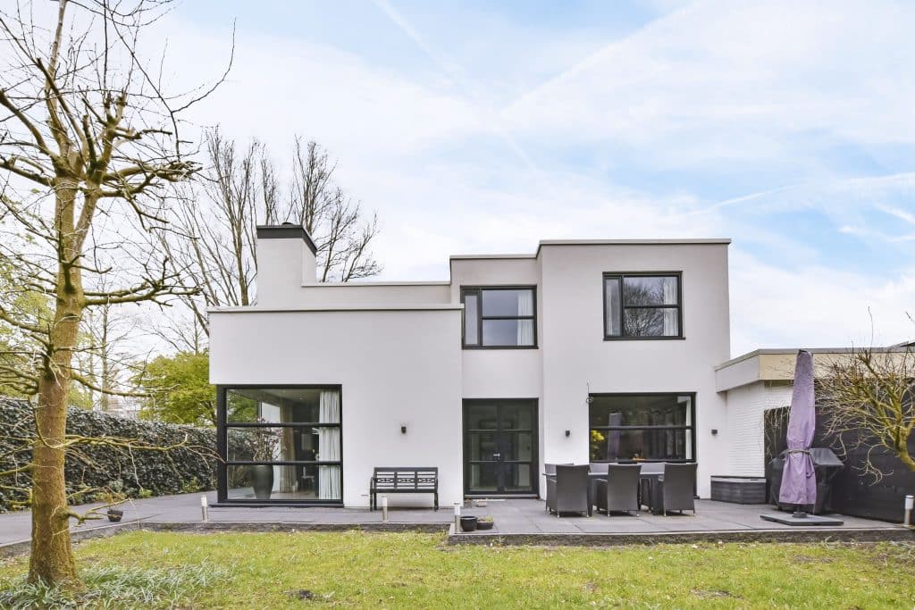 Modernes Haus mit vielen Fenstern